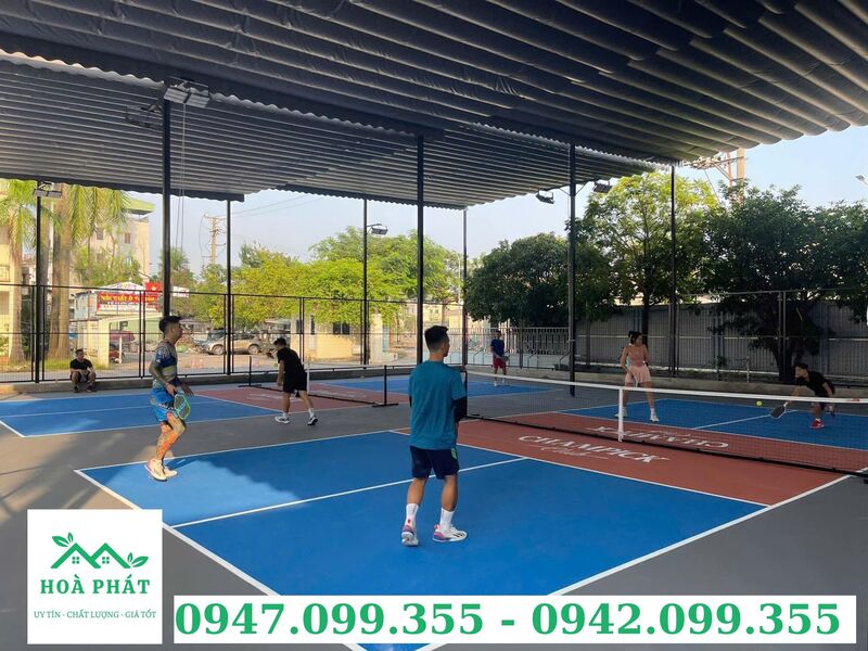 Sân pickleball hoạt động khi trời nắng