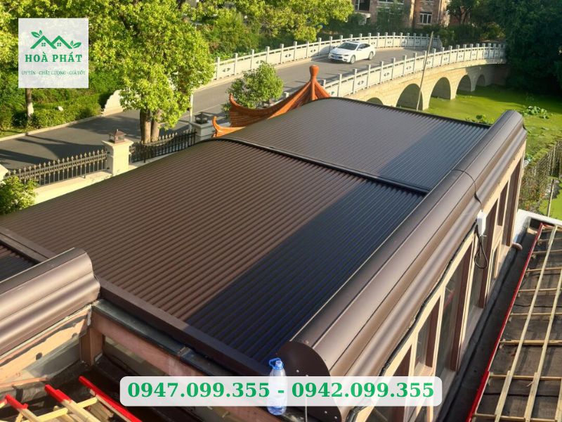 Mái nhôm cuốn che nắng trên mái kính