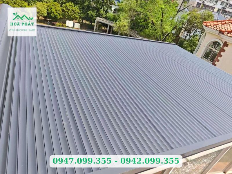 Mái nhôm cuốn lắp trên mái kính