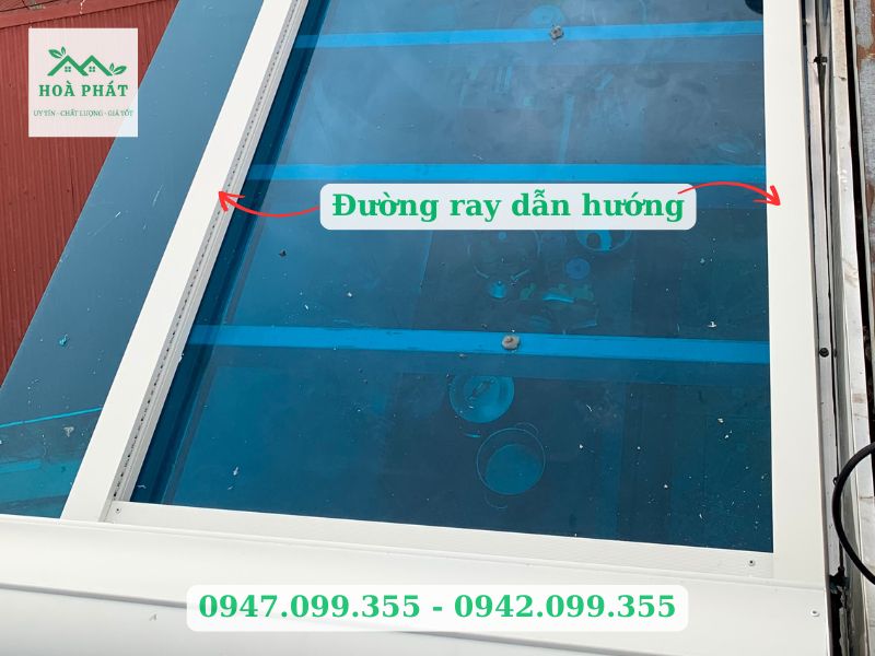 Đường ray dẫn hướng mái nhôm cuốn